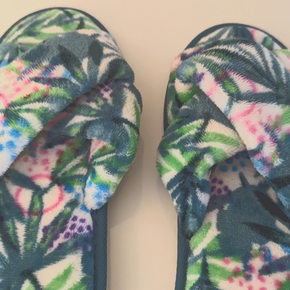Island House Co. New Small/Medium Fuzzy Tropical Crossover Flip Flops Slippers - Picture 3 of 8